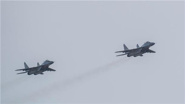 Ein MiG-29-Kampfflugzeug während einer Flugschau auf dem Luftwaffenstützpunkt Malacky-Kuchyoa in der Slowakei.