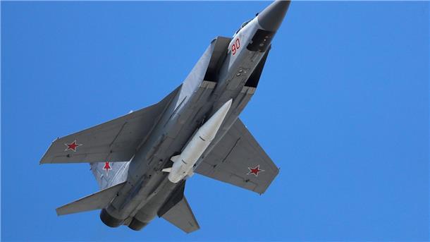 London: Russland setzt wieder Hyperschallrakete ein Ein Mikoyan MiG-31 Abfangjäger der russischen Luftwaffe fliegt bei der russischen Militärparade zum Tag des Sieges beladen mit einer ballistischen Luft-Boden-Rakete „Kinschal“. (Archivbild)