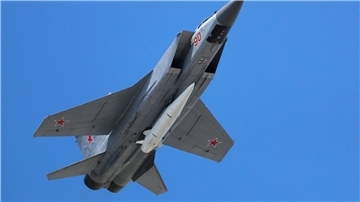 Ein Mikoyan MiG-31 Abfangjäger der russischen Luftwaffe fliegt bei der russischen Militärparade zum Tag des Sieges beladen mit einer ballistischen Luft-Boden-Rakete „Kinschal“. (Archivbild)