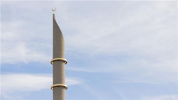Ein Minarett der Zentralmoschee der DITIB (Türkisch-Islamische Union der Anstalt für Religion) ragt in den Himmel.