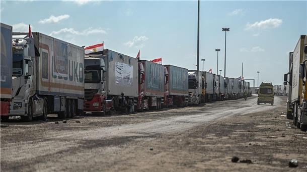 Grenze zu Gazastreifen geöffnet - Hilfslieferungen laufen an Ein mit Hilfsgütern beladener LKW-Konvoi am Grenzübergang Rafah zwischen Ägypten und dem Gazastreifen.