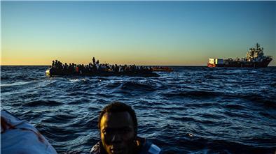 Ein mit Migranten überfülltes großes Schlauchboot im Mittelmeer. Bilder wie diese sind es, die in Joseph Ukhagbe den Wunsch geweckt haben, zu helfen.