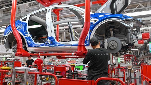 „Schiff im Sturm“: Tesla verfehlt Erwartungen Ein Mitarbeiter arbeitet im Tesla-Werk Berlin Brandenburg an einer Fertigungslinie für Elektrofahrzeuge vom Typ Model Y.