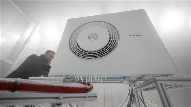 Bosch wächst und will Chinageschäft vorantreiben Ein Mitarbeiter der Bosch Thermotechnik GmbH öffnet in einer Klimakammer das Gehäuse einer Bosch-Wärmepumpe.