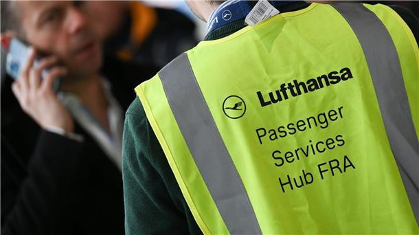 Kabelpanne auf Baustelle löst Chaostag bei Lufthansa aus Ein Mitarbeiter der Lufthansa steht im Terminal 1 des Frankfurter Flughafens für Fragen von Fluggästen bereit.