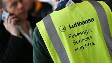 Ein Mitarbeiter der Lufthansa steht im Terminal 1 des Frankfurter Flughafens für Fragen von Fluggästen bereit.