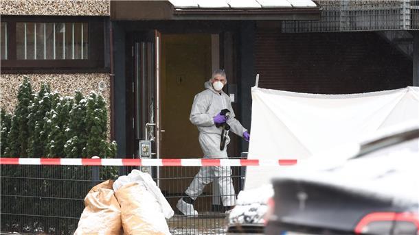 Ein Mitarbeiter der Spurensicherung kommt aus dem Versammlungsgebäude in Hamburg. Dort sind sind mehrere Menschen getötet und einige verletzt worden.