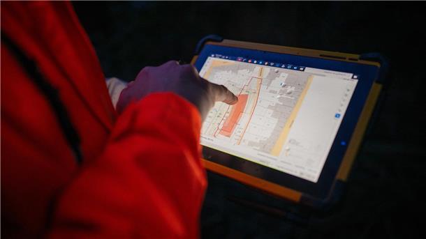 Bremerhaven im Zwiespalt: Bäume fallen für 120 Kita-Plätze Ein Mitarbeiter der Stadt kontrolliert auf der digitalen Karte die Lage des Baufelds.