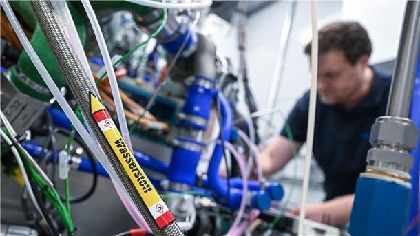 Ein Mitarbeiter des Automobilzulieferers Mahle arbeitet am Stammsitz in Stuttgart an einer Test-Brennstoffzelle.
