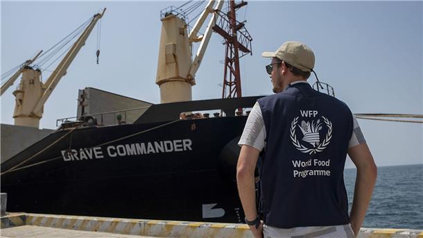 Ein Mitarbeiter des Welternährungsprogramms (WFP) steht auf dem Dock neben dem Massengutfrachter Brave Commander, nachdem dieser im Hafen von Dschibuti angekommen ist.