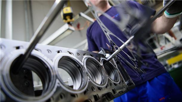 Kräftiges Auftragsplus für Industrie - Noch keine Trendwende Ein Mitarbeiter eines Autozulieferers kontrolliert die Produktion der Zylinderkopfdichtungen.