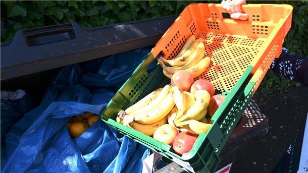 EU-Kommission will Essensabfälle stärker verringern Ein Mitarbeiter eines Supermarktes bringt Obst zu einem Müllcontainer.