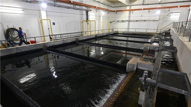 Grundwasserlage in Niedersachsen ist flächendeckend gut Ein Mitarbeiter geht im Wasserwerk an den Becken der Wasseraufbereitungsanlage vorbei.