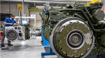 Ein Mitarbeiter montiert bei dem Unternehmen Renk das Getriebe für einen Panzer.