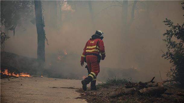 Großer Waldbrand im Osten Spaniens Ein Mitglied der Militärische Nothilfeeinheit (UME) bei Löscharbeiten.