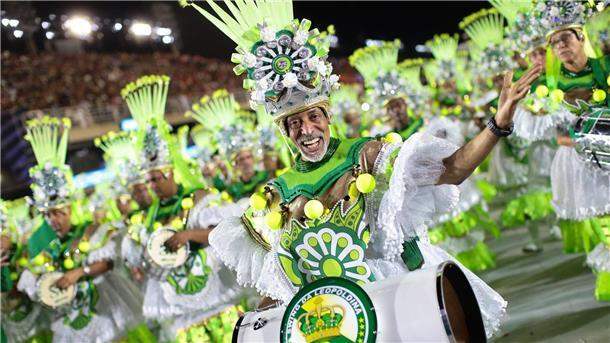 Karnevalsauftakt in Rio: Umzüge im Sambodrom starten Ein Mitglied der Sambaschule Imperatriz Leopoldinense im Sambodrom in Rio.