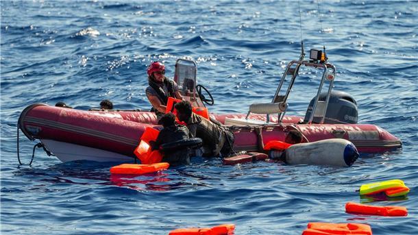 Ein Mitglied der spanischen Nichtregierungsorganisation Open Arms rettet geflüchtete Menschen aus dem Mittelmeer, nachdem ihr Holzboot südlich der italienischen Insel Lampedusa gekentert ist.