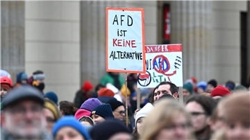 Demonstranten halten ein Schild hoch auf dem steht: AfD ist keine Alternative.