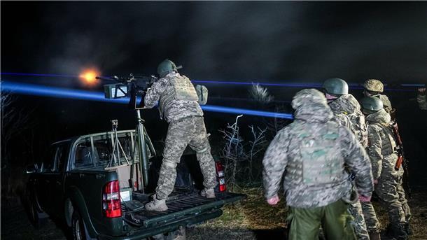 Ein mobiler Drohnen-Abwehrtrupp trainiert nachts den Abschuss russischer Drohnen östlich von Odessa.