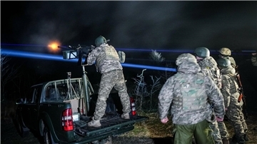 Ein mobiler Drohnen-Abwehrtrupp trainiert nachts den Abschuss russischer Drohnen östlich von Odessa.