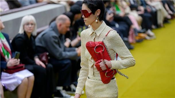 Mailänder Fashion Week: Gucci mit Erotik und Glamour Ein Model trägt eine Kreation aus der Herbst-Winter-Kollektion 2023-24 von Gucci: