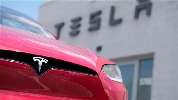 Tesla-Finanzchef zurückgetreten Ein Model X von Tesla steht vor einem Tesla-Händler. Der langjährige Finanzchef des Unternehmens ist überraschend zurückgetreten.