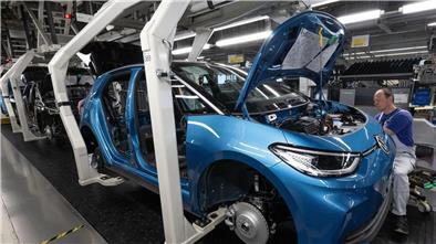Ein Modell der neuen Generation des ID.3 wird im Werk von Volkswagen in Zwickau montiert.