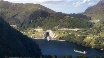 Ein Modellbild des Stad-Schiffstunnels an der Westküste Norwegens. Ziel des Tunnelprojekts bei der Ortschaft Selje ist es, Frachtschiffen aber auch den norwegischen Postschiffen von Hurtigruten und Havila Voyages eine sicherere Reise an Stadlandet vorbei zu gewährleisten.