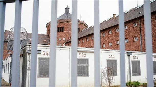 Ministerin: Hinweise auf Fluchtpläne des flüchtigen Mörders Ein Mörder ist bei einem bewachten Ausflug entflohen und weiterhin flüchtig.