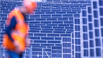 Ein Monteur steht in einem neuen Photovoltaik-Park. Anlagen dieser Art sind an diversen Orten im Landkreis Rotenburg angedacht. Der Kreistag ist bei der Auswahl der Standorte außen vor.