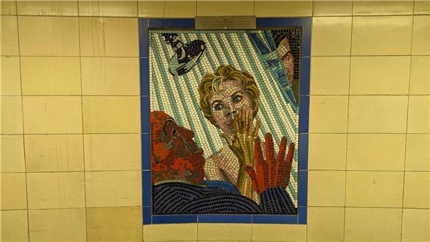 Ein Mosaik in der Londoner U-Bahnstation Leytonstone zeigt Regisseur Alfred Hitchcock, der Schauspielerin Janet Leigh eine Regieanweisung beim Film zu „Psycho“ gibt. Im Hintergrund ist Anthony Perkins zu sehen.