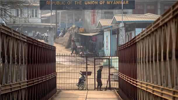 Heftige Kämpfe: Schwere Verluste für Myanmars Militär Ein Myanmarese blickt an der Grenze zwischen Indien und Myanmar in Richtung der indischen Seite.