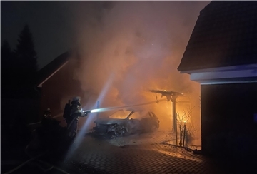 Ein nächtlicher Brand in Bremerhaven hat ein Auto, ein Carport und ein Gebäudedach beschädigt.