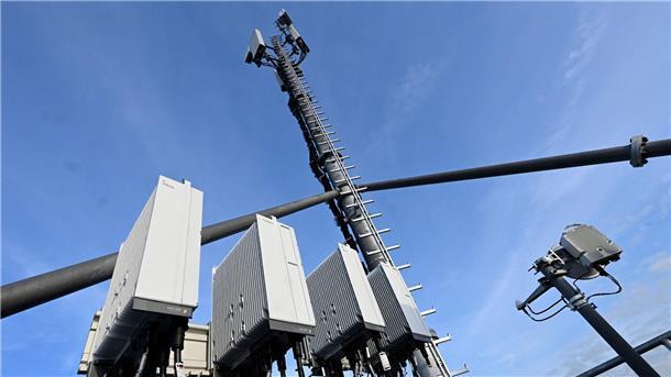Ein neuer 5G-Mobilfunkmast von Vodafone auf einem Hochhaus in Düsseldorf.