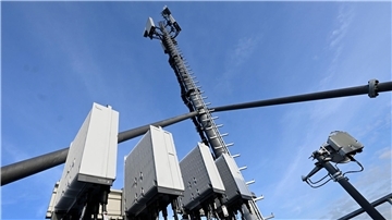Ein neuer 5G-Mobilfunkmast von Vodafone auf einem Hochhaus in Düsseldorf.