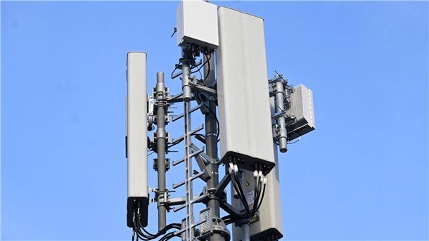 Ein neuer 5G-Mobilfunkmast von Vodafone auf einem Hochhaus in Düsseldorf.