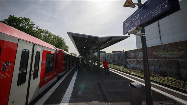Bahn weitet KI-Projekt auf Hamburg und Berlin aus Ein neuer Bahnsteig in Hamburg-Ottensen. Bei kniffligen Entscheidunge kann Künstliche Intelligenz helfen.