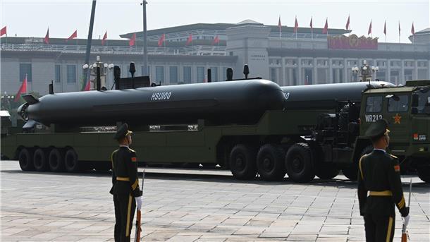 China protzt mit Waffenschau - Xi im Bund mit Putin und Kim Ein neues Drohnen-U-Boot hat bei der Parade für Aufsehen gesorgt.
