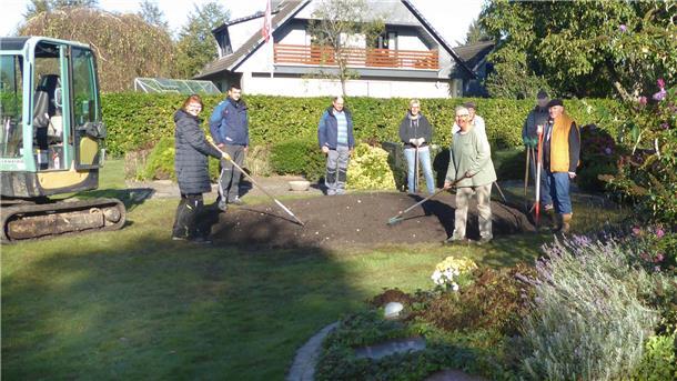 Neues Urnengräberfeld auf Uthleder Friedhof in ehrenamtlicher Arbeit angelegt Ein neues Gräberfeld für Urnenbestattungen wurde in ehrenamtlicher Arbeit auf dem Uthleder Friedhof angelegt. Im Vordergrund das erste Rondell, das jetzt schon fast voll belegt ist.