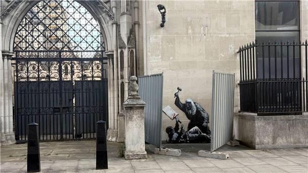 Bilder des Tages Ein neues Kunstwerk des Straßenkünstlers Banksy ist an der Fassade des Royal Courts of Justice in London zu sehen und zeigt einen Richter, der einen Demonstranten mit einem Hammer schlägt.