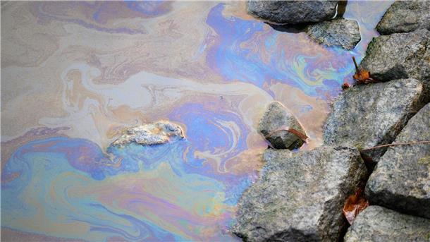 Nord-Ostsee-Kanal bleibt über den Jahreswechsel gesperrt Ein Ölfilm auf dem Wasser des Kanals.