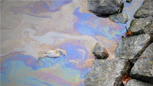 Ein Ölfilm auf dem Wasser des Nord-Ostsee-Kanals. Die weltweit meistbefahrene künstliche Seewasserstraße bleibt nach einem Ölunfall voraussichtlich mindestens bis zum 28. Dezember für die Schifffahrt gesperrt.