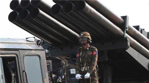 Entsetzen nach Luftangriff auf Zivilisten in Myanmar Ein Offizier steht während einer Militärparade auf einem mit Raketen beladenen Lastwagen.