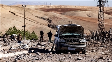 Ein Ort in Syrien wurde durch türkische Luftangriffe beschädigt. Nach dem tödlichen Bombenanschlag in Istanbul hat das türkische Militär kurdische Stellungen im Irak und in Syrien angegriffen.