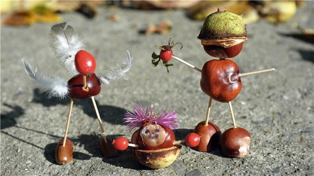 Was ist eigentlich so toll am Herbst? Ein paar Kastanien, Streichhölzer und Federn: Schon sind die Kastanien-Männchen fertig. (Archivbild)