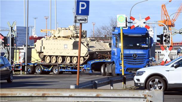 Warum die US-Armee so viele Militärfahrzeuge via Bremerhaven nach Europa bringt Ein paar Momente später.
