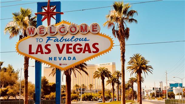 Grußbrücke: „Das ganze Zimmer fing an zu schaukeln“ Schild "Welcome to Fabulous Las Vegas" in Las Vegas