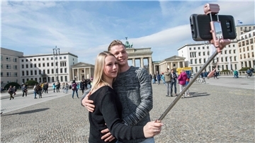 Ein Pärchen macht ein Selfie mit einem Selfiestick