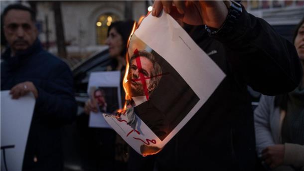 Blinken mahnt Israel zu Menschlichkeit Ein palästinensischer Demonstrant verbrennt ein Bild von US-Außenminister Blinken. Blinken ist zurzeit in Nahost, um Gespräche über eine Waffenruhe und die Freilassung weiterer Geiseln zu führen.
