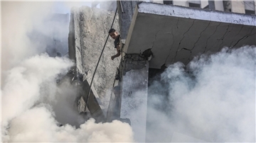 Ein palästinensischer Junge blickt in Chan Junis im Gazastreifen nach einem israelischen Luftangriff auf ein zerstörtes Gebäude.